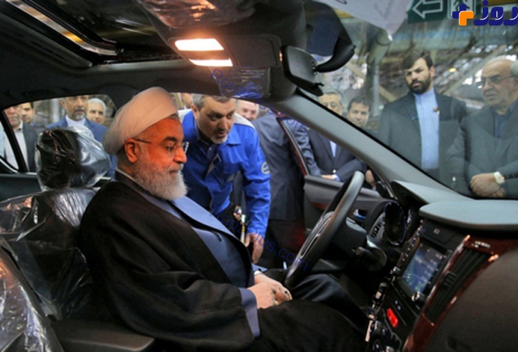تصاویر/ رانندگي حسن روحاني با يك ماشين قرمز