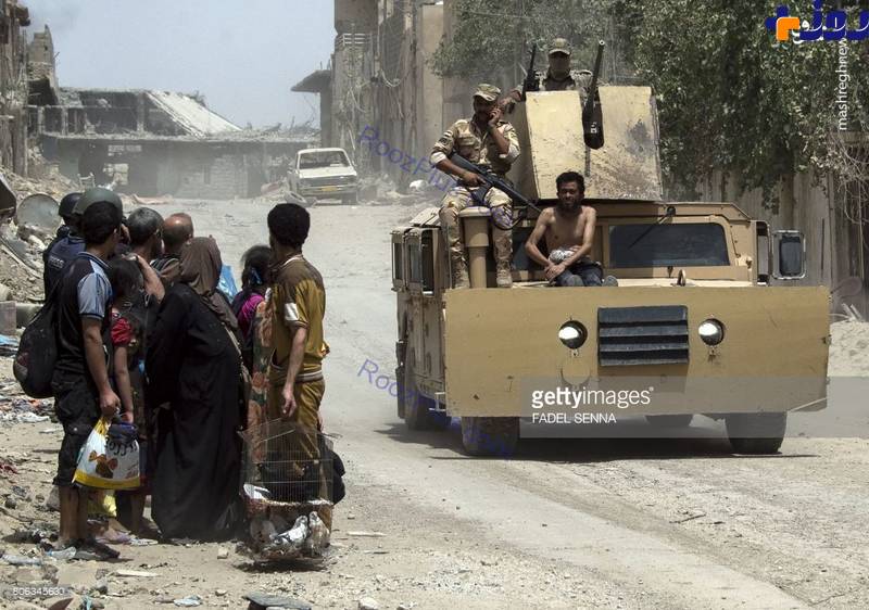 تصاویر/ لخت کردن اسیر داعشی و گرداندن آن در موصل