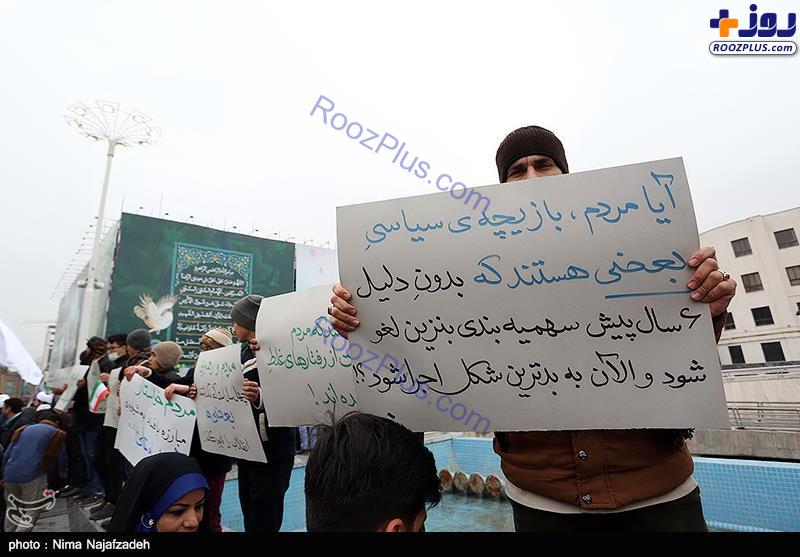 عکس/دست نوشته های مردم در راهپیمایی مشهد
