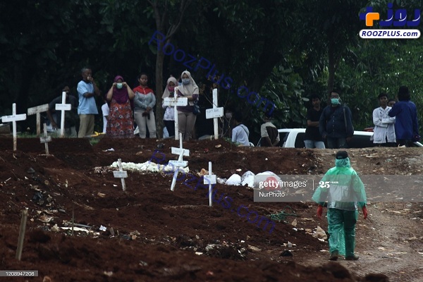 تدفین قربانیان کرونا در اندونزی +عکس