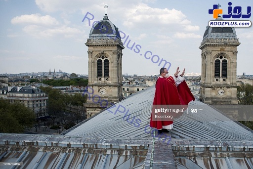 دعا خوانی یک کشیش روی پشت بام کلیسا برای بیماری کرونا/عکس