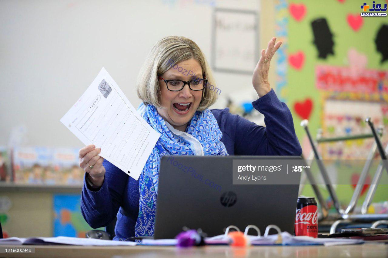 ابراز احساسات خانم معلم در هنگام تدریس آنلاین +عکس