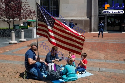 بَست نشستن یک خانواده آمریکایی معترض به قرنطینه در خیابان! +عکس