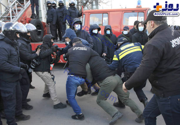 یورش پلیس به دفتر حزب مخالف دولت گرجستان/عکس