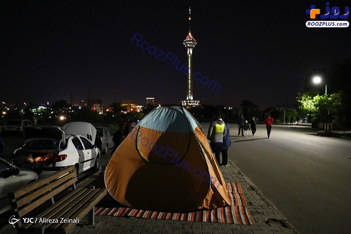 چادر زدن دیشب تهرانی ها پس از زلزله +عکس