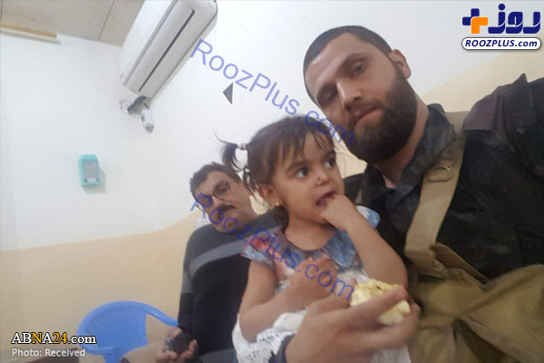 نجات یک دختربچه از دست داعش توسط نیروهای الحشد الشعبی/عکس
