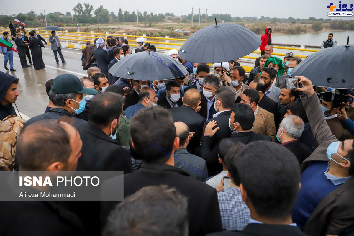 چتر گرفتن برای وزیر در هوای بارانی خوزستان +عکس
