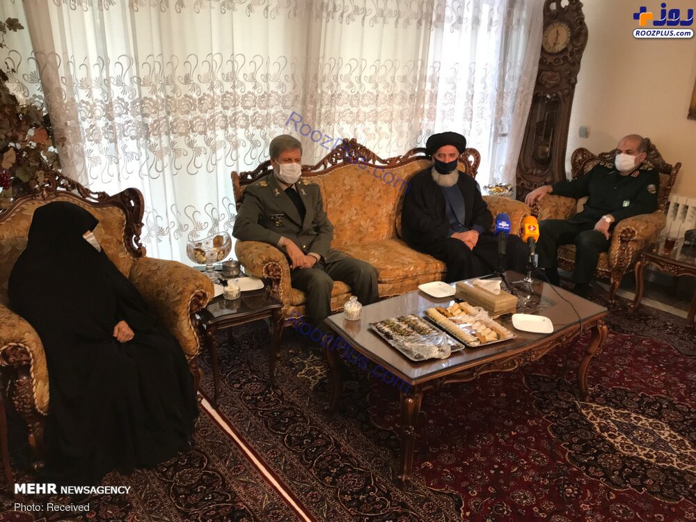 حضورِ وزیر دفاع در منزل شهید فخری‌زاده +عکس