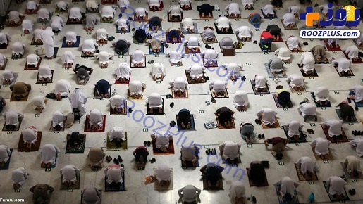 نماز خواندن در اولین روز ماه رمضان در خانه خدا + عکس