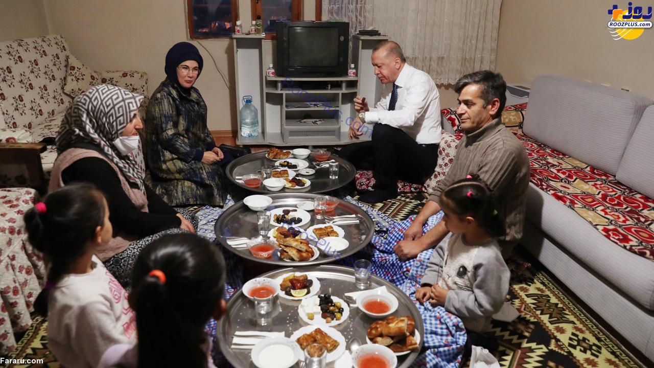 اردوغان و همسرش بر سر سفره افطار یک شهروند +عکس