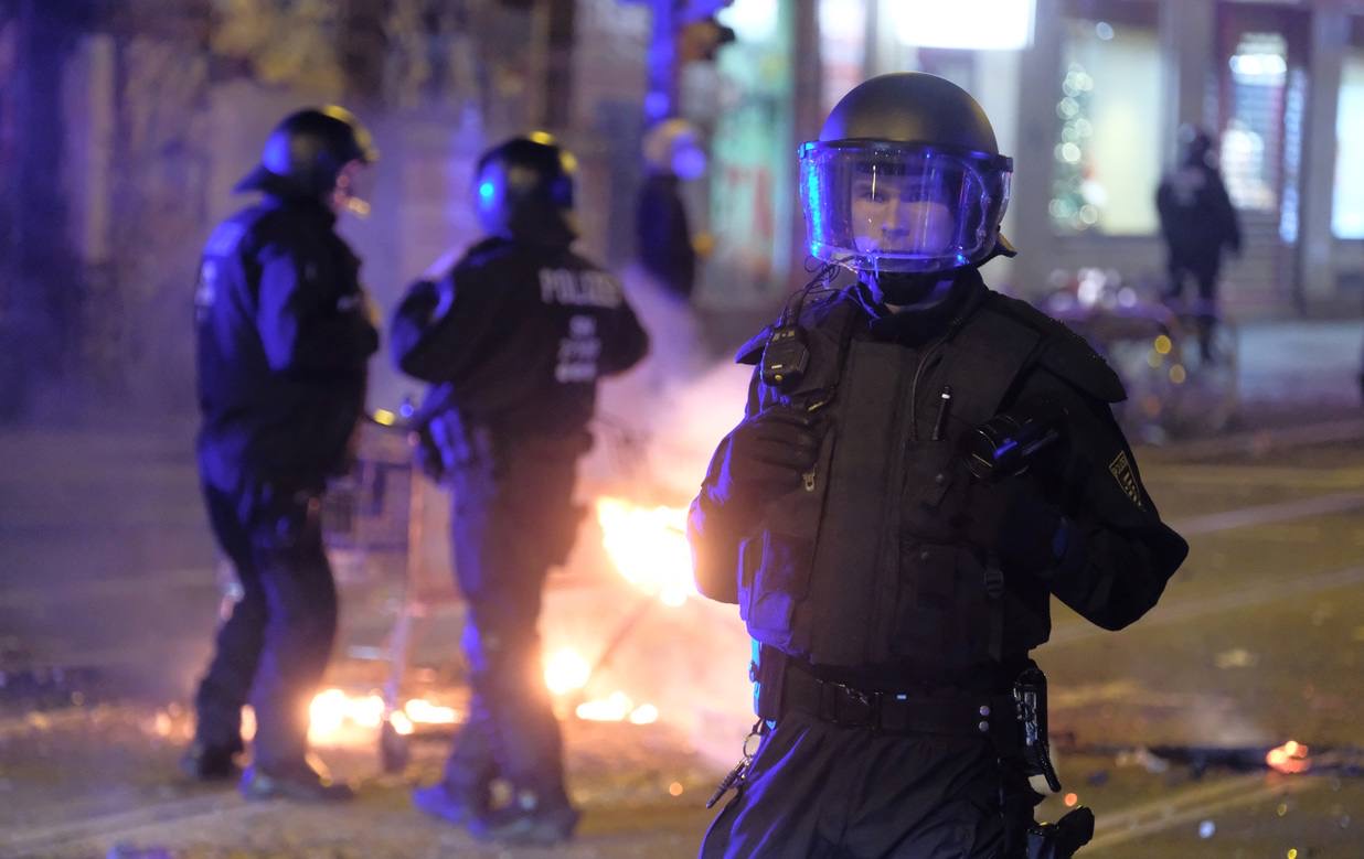 آتش زدن خودرو و شورش‌ خیابانی، همزمان با آغاز سال نو در فرانسه و آلمان+عکس