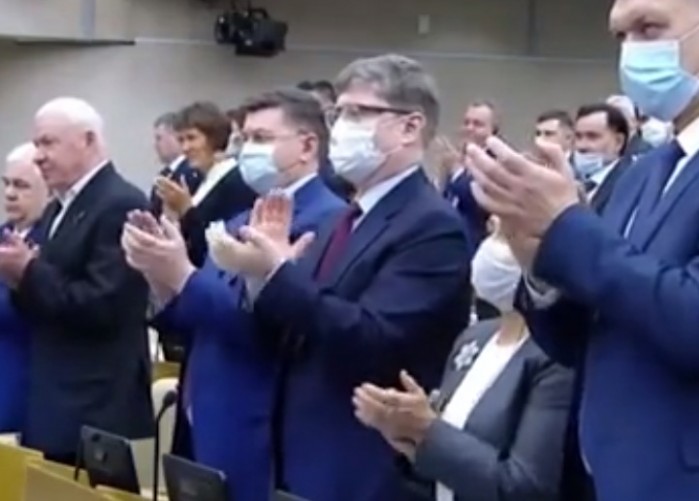 ببینید/تبریکی که باعث شد تمام نمایندگان مجلس روسیه یکصدا رئیسی را تشویق کنند