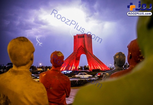 برج آزادی به رنگ سرخ هلال احمر+عکس