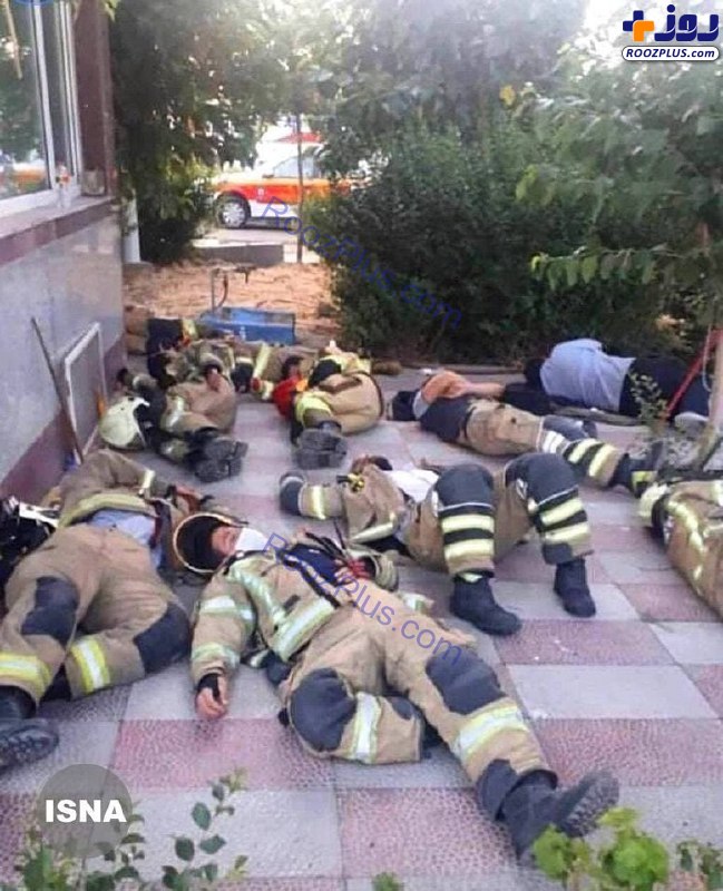 خستگی شدید آتش نشانان در اطفای حریق پالایشگاه تهران +عکس
