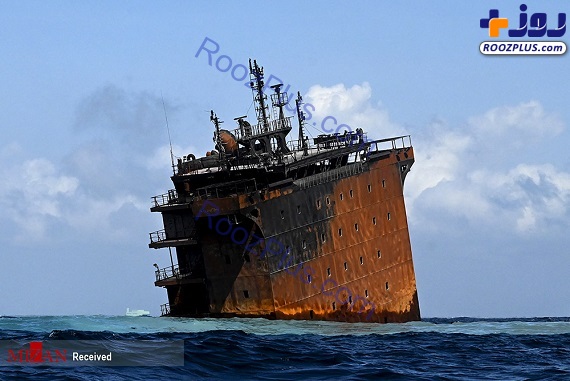 غرق شدن کشتی باری در سریلانکا + عکس