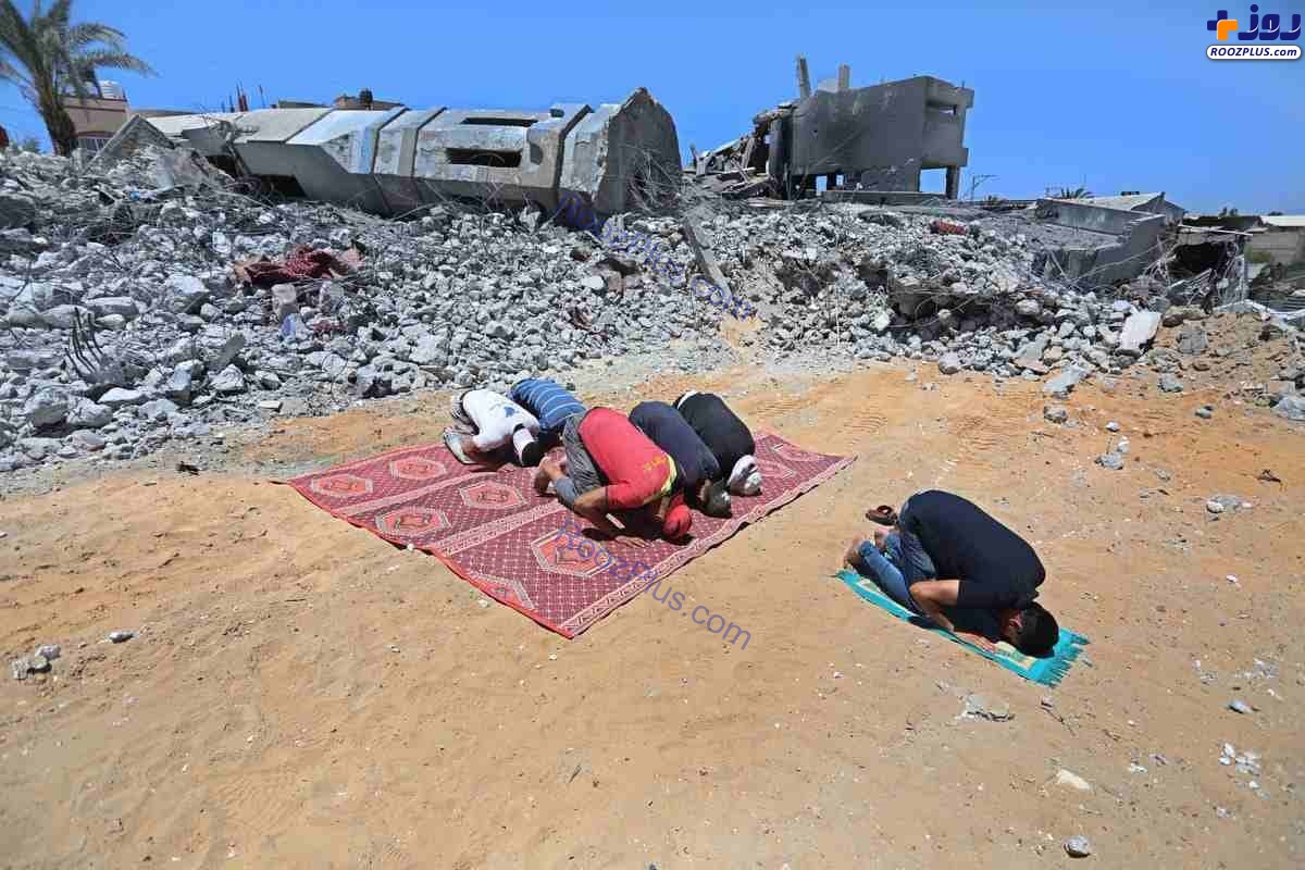 نماز خواندن در کنار آوار مساجد غزه +عکس