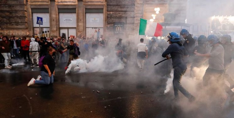 توپ آب‌پاش و گاز اشک‌آور، پاسخ پلیس ایتالیا به معترضان به سیاست‌های کرونایی