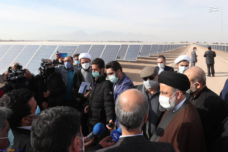 بازدید رئیسی از نیروگاه خورشیدی فهرج/عکس