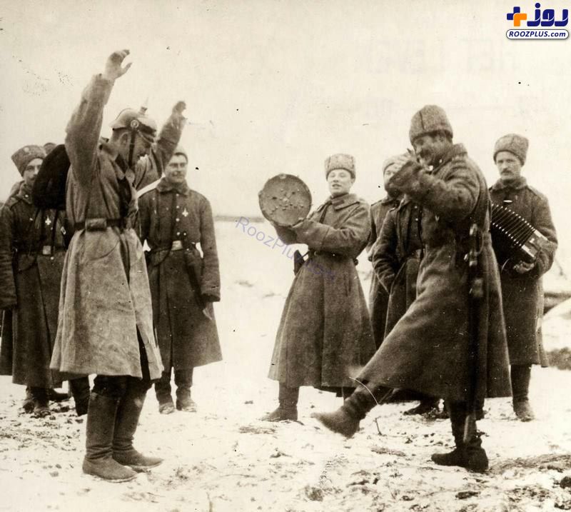 سربازان روسی در حال رقصاندن اسیر آلمانی‌شان +عکس