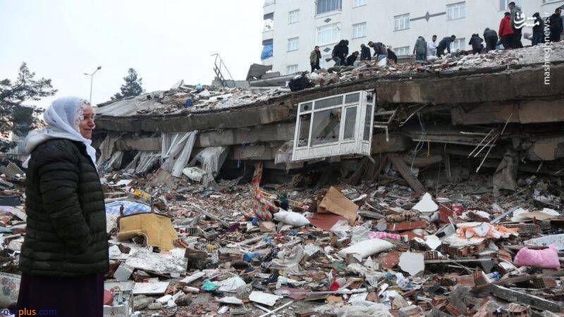 عکس/ بهت زلزله‌زدگان از ویرانی‌ها در ترکیه