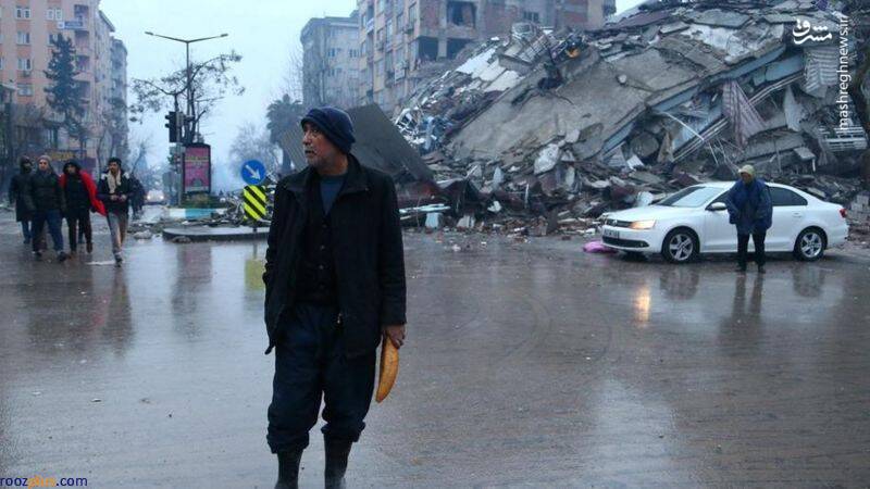 عکس/ بهت زلزله‌زدگان از ویرانی‌ها در ترکیه