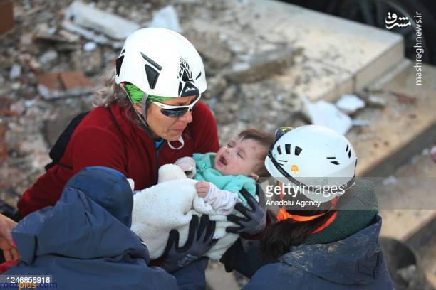 عکس/ نجات مادر و فرزند از زیر آوار بعد از ۲۹ ساعت!