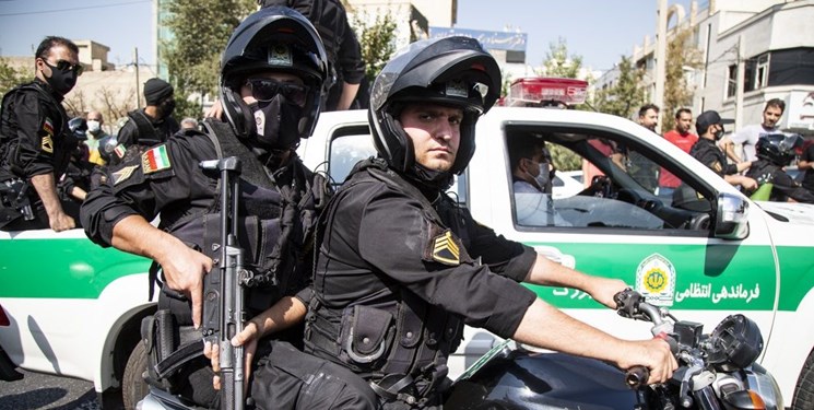 پایان قدرت‌نمایی و عربده‌کشی در سه‌راه‌امین‌حضور/ زن قمه‌به‌دست دستگیر شد