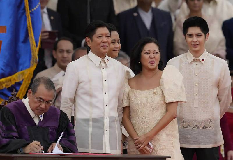 ژست متفاوت همسر رئیس جمهور فیلیپین در مراسم سوگند/ عکس