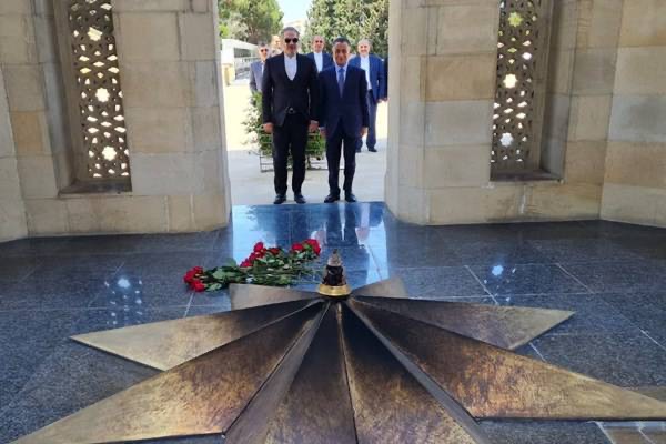 ادای احترام شمخانی به حیدرعلی اف و شهدای استقلال جمهوری آذربایجان