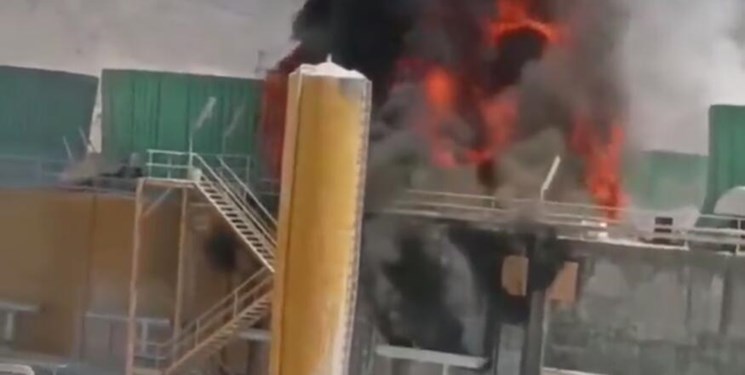 آتش سوزی در کارخانه کربنات سدیم فیروزآباد تلفات جانی نداشت