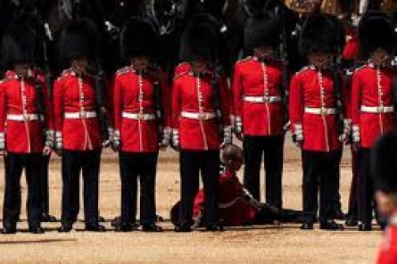 ببینید/بیهوش شدن نیروی گارد سلطنتی هنگام برگزاری مراسم تشریفات تابوت ملکه/حاشیه‌های بی‌پایان!