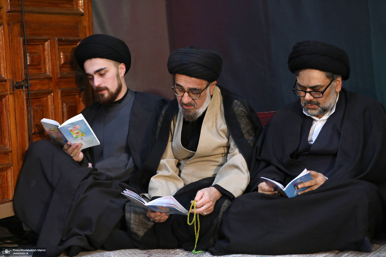 تصاویری از پسر آیت الله هاشمی رفسنجانی و سیداحمد خمینی در مراسم شب قدر